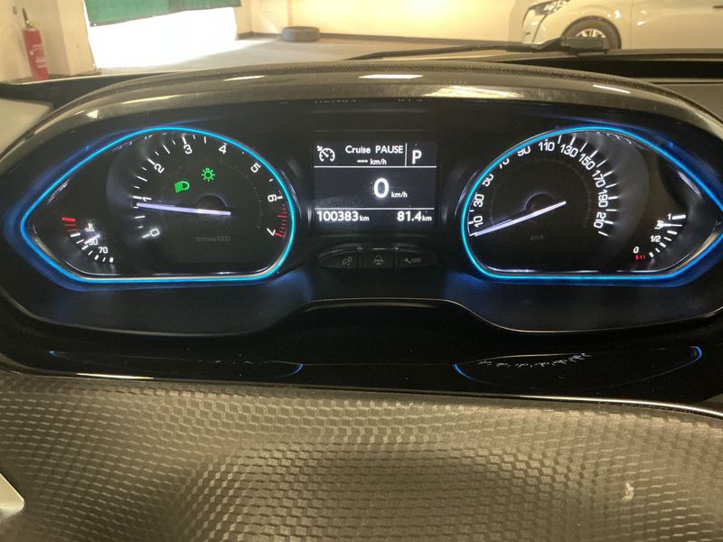 Peugeot 2008 1.2 e-THP Allure Business 2018 – снимка 18