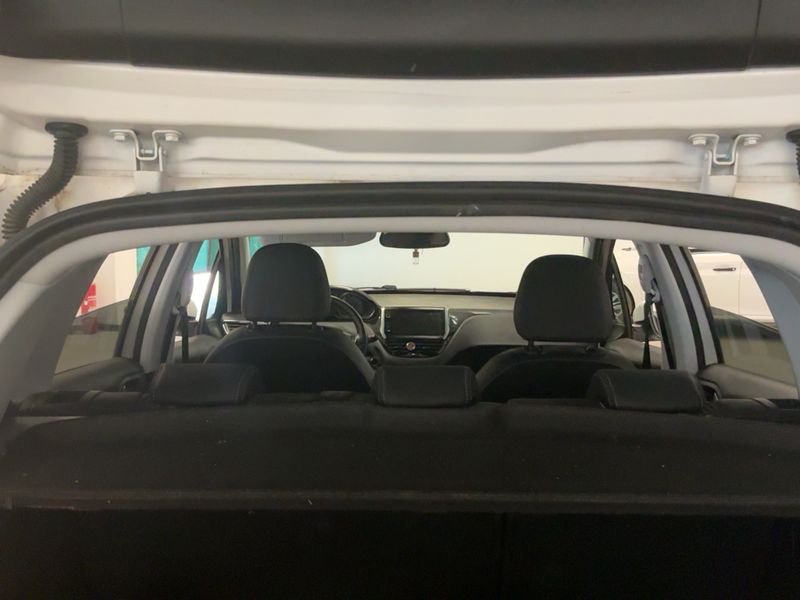 Peugeot 2008 1.2 e-THP Allure Business 2018 – снимка 15