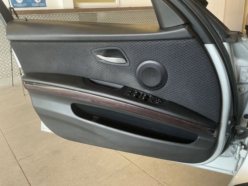 BMW 3er 318d Première 2010 – снимка 24
