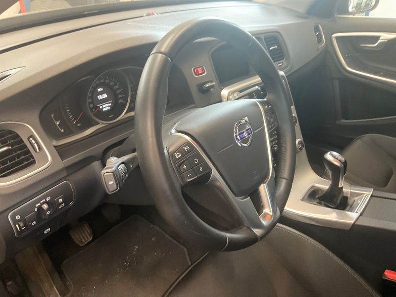 Volvo V60 2.0 D3 Momentum 2018 – снимка 28