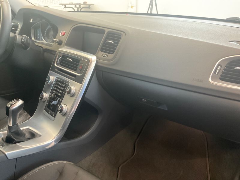Volvo V60 2.0 D3 Momentum 2018 – снимка 25