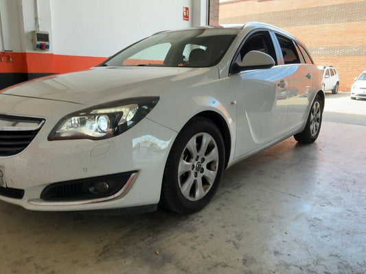 Opel Insignia Sports Tourer 2.0 CDTI Selective 2015 – снимка 2