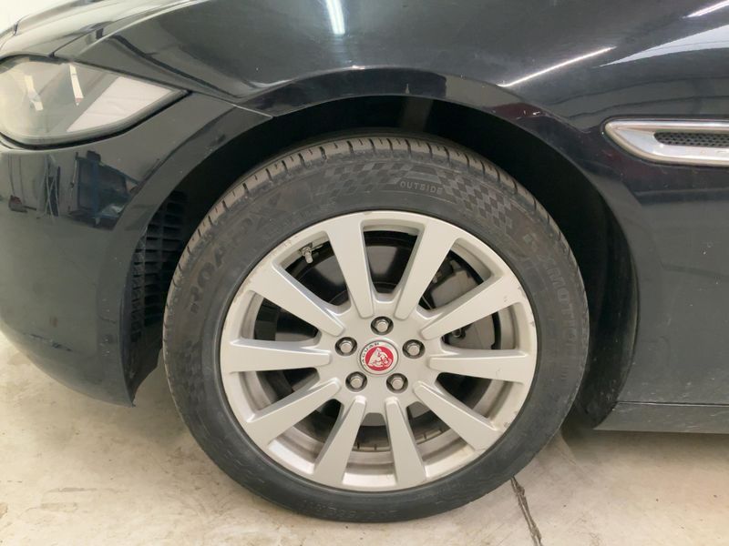 Jaguar XE 20d Pure AWD 2020 – снимка 3