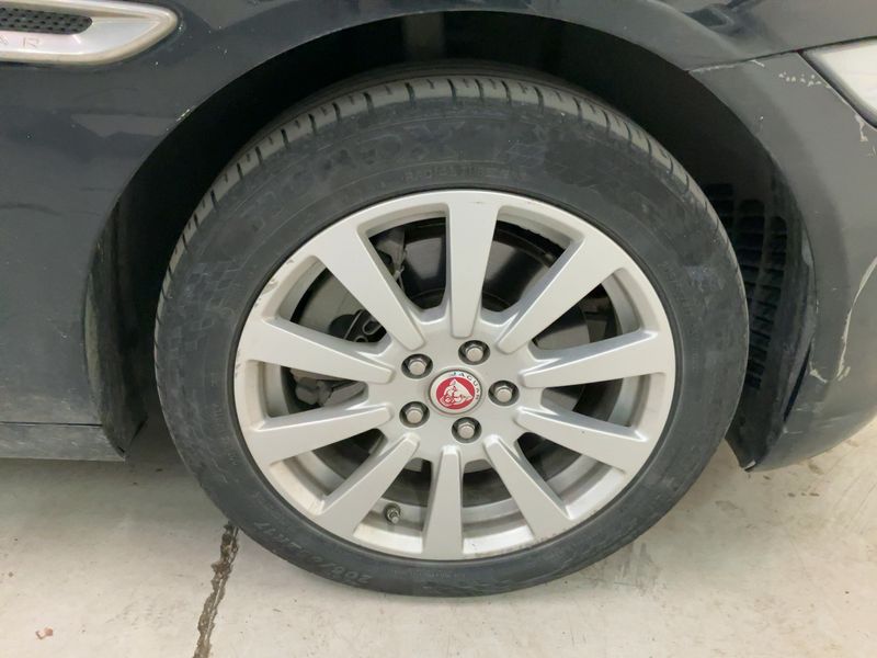 Jaguar XE 20d Pure AWD 2020 – снимка 11