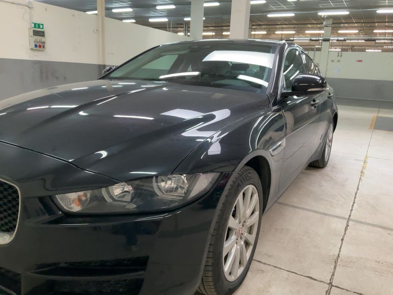 Jaguar XE 20d Pure AWD 2020 – снимка 2