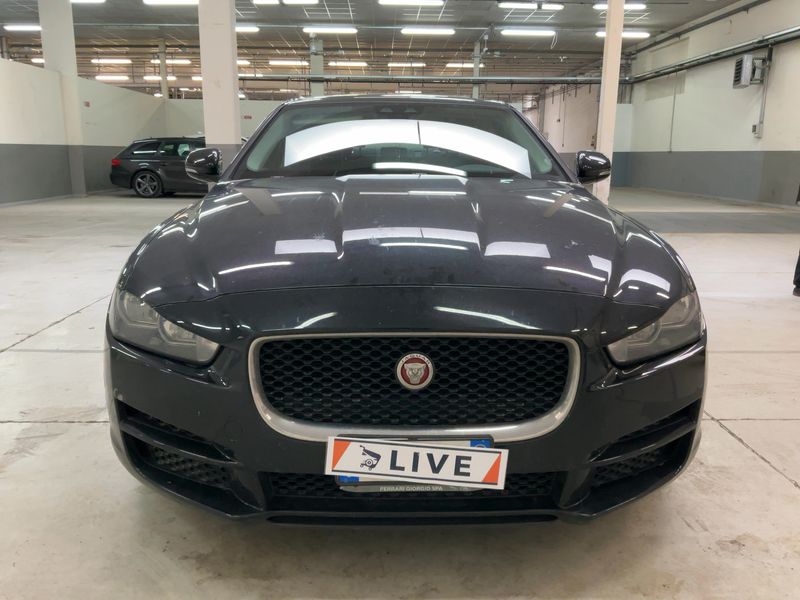Jaguar XE 20d Pure AWD 2020 – снимка 14