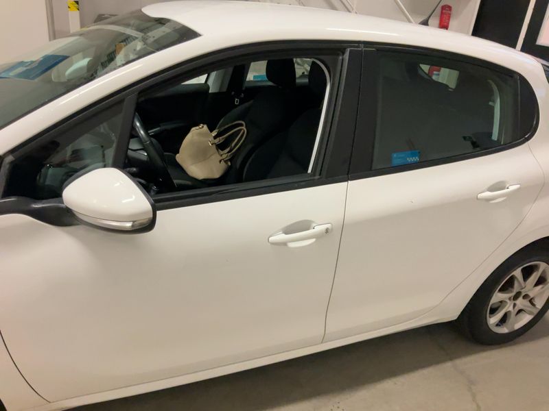 Peugeot 208 1.6 Blue-HDi Active 2016 – снимка 4