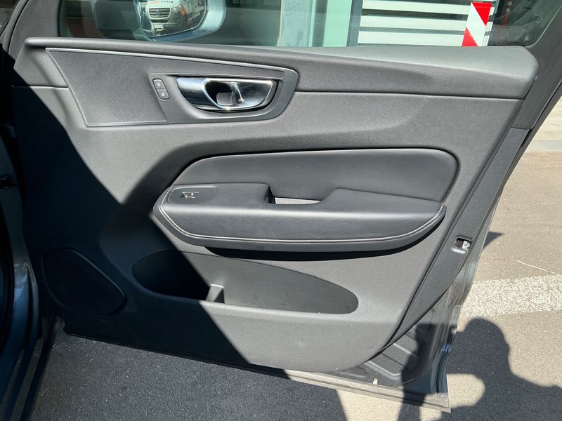 Volvo XC60 2.0 T4 R Design 2WD 2019 – снимка 25