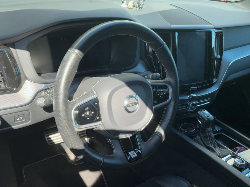 Volvo XC60 2.0 T4 R Design 2WD 2019 – снимка 17