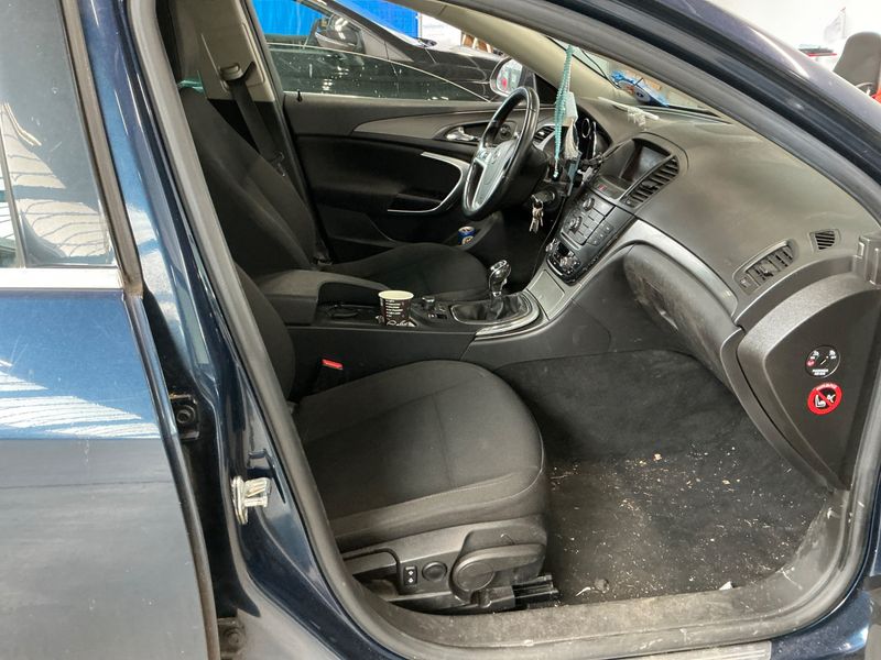 Opel Insignia Sports Tourer 2.0 CDTI Design Edition 2011 – снимка 3