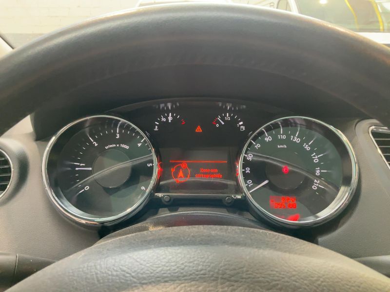 Peugeot 5008 1.6 Blue-HDi Allure 2016 – снимка 18