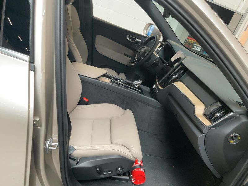 Volvo XC60 2.0 B5 Mild-Hybrid Plus Bright AWD 2026 – снимка 16