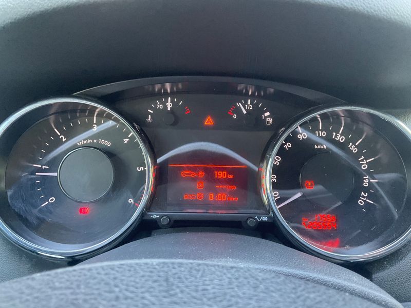 Peugeot 5008 2.0 Blue-HDi Allure 2015 – снимка 13
