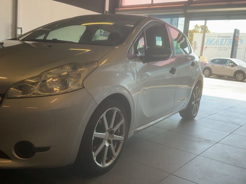 Peugeot 208 1.6 HDi Affaire Pack CD Clim 2012 – снимка 2