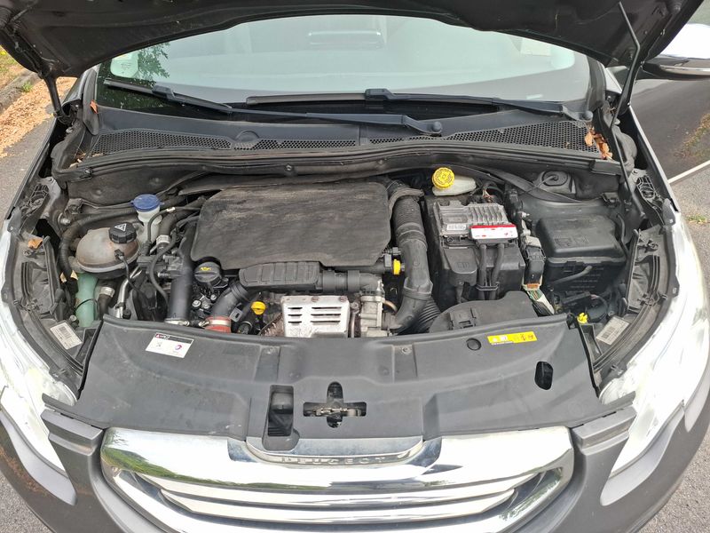 Peugeot 2008 1.2 PureTech Allure 2015 – снимка 8