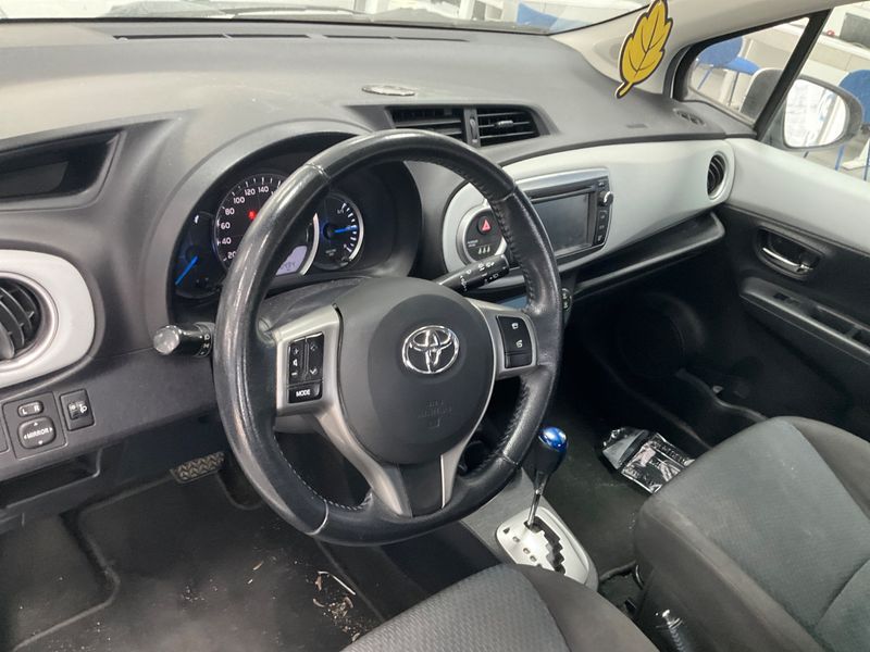 Toyota Yaris 1.5 Hybrid Lounge 2013 – снимка 29