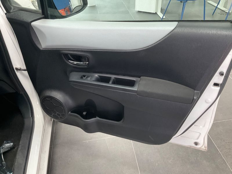 Toyota Yaris 1.5 Hybrid Lounge 2013 – снимка 26