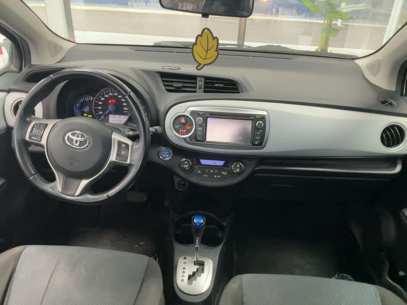 Toyota Yaris 1.5 Hybrid Lounge 2013 – снимка 17