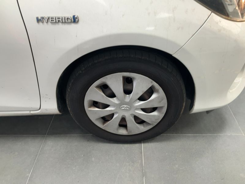Toyota Yaris 1.5 Hybrid Lounge 2013 – снимка 11