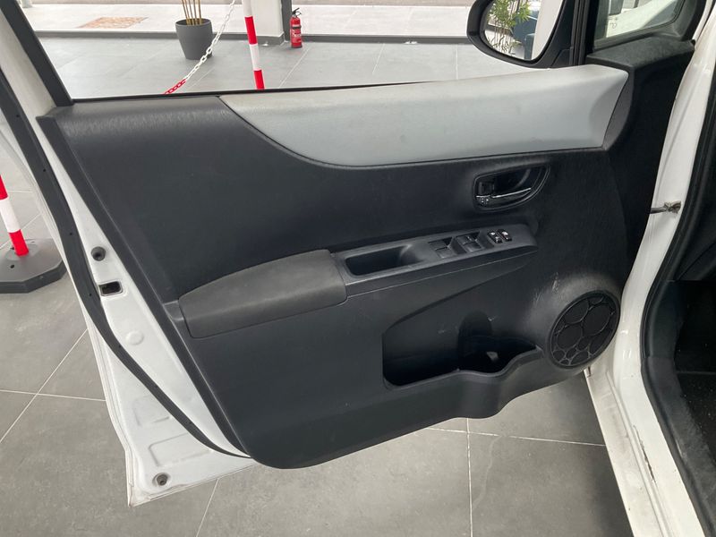 Toyota Yaris 1.5 Hybrid Lounge 2013 – снимка 27