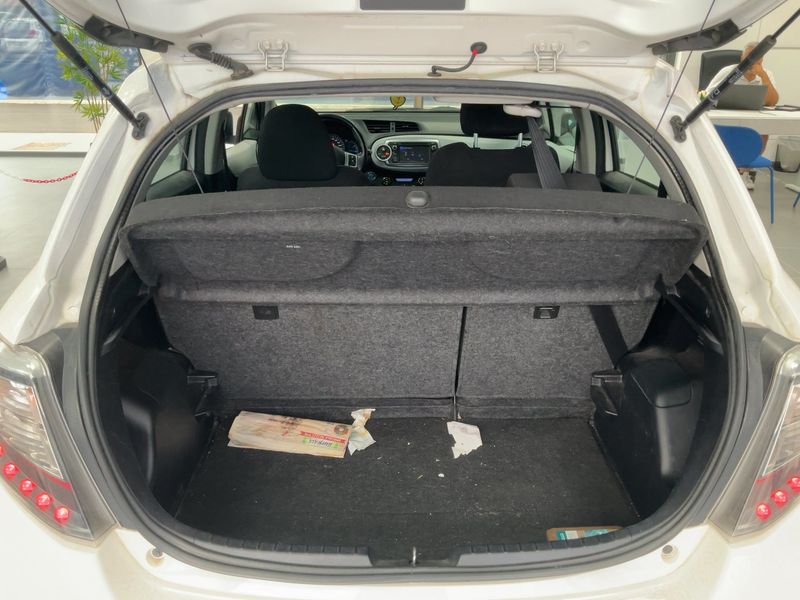 Toyota Yaris 1.5 Hybrid Lounge 2013 – снимка 15