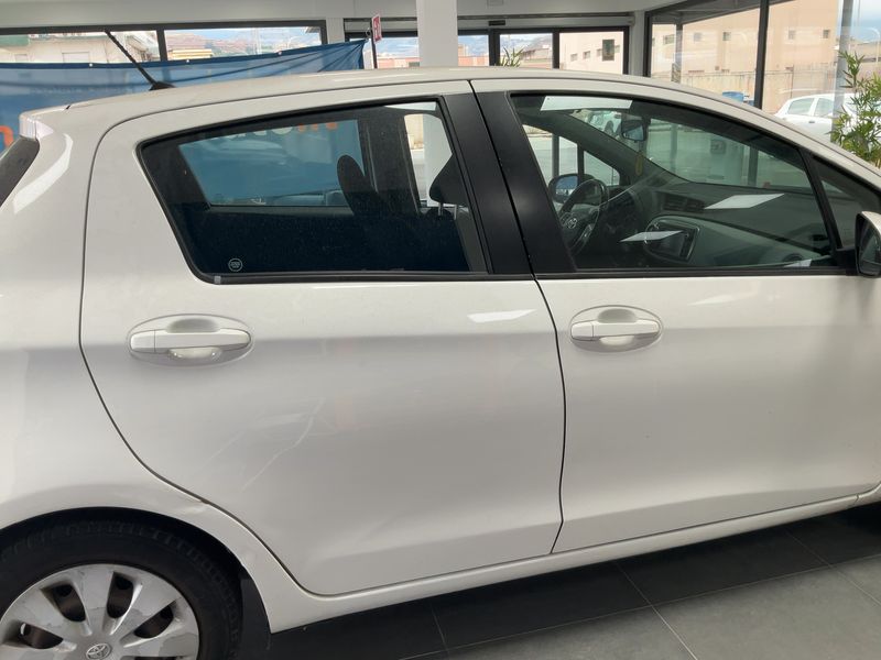Toyota Yaris 1.5 Hybrid Lounge 2013 – снимка 10