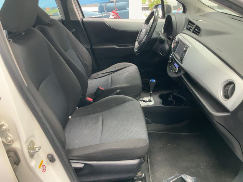 Toyota Yaris 1.5 Hybrid Lounge 2013 – снимка 16