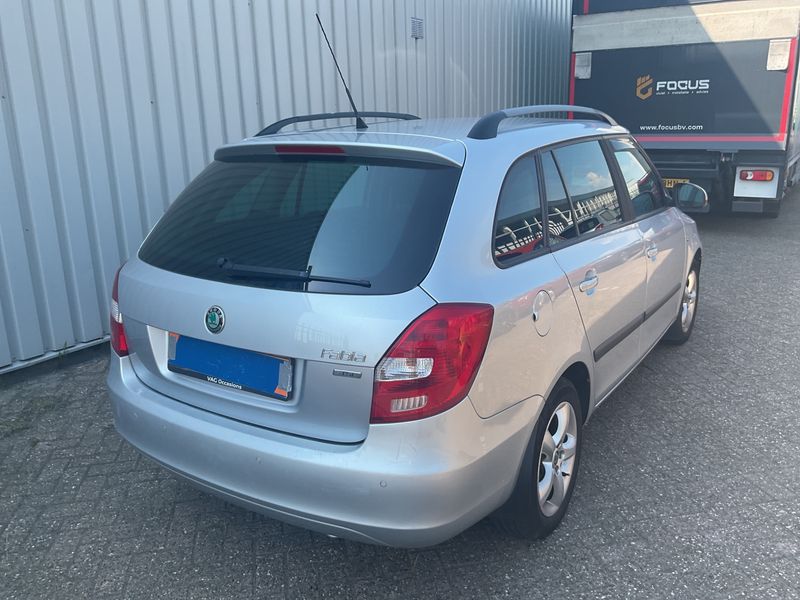 Skoda Fabia 1.2 TSI Family 2011 – снимка 2