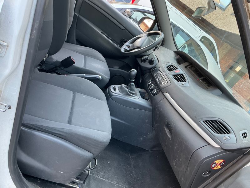 Renault Grand Scenic 1.5 dCi Authentique 2011 – снимка 3