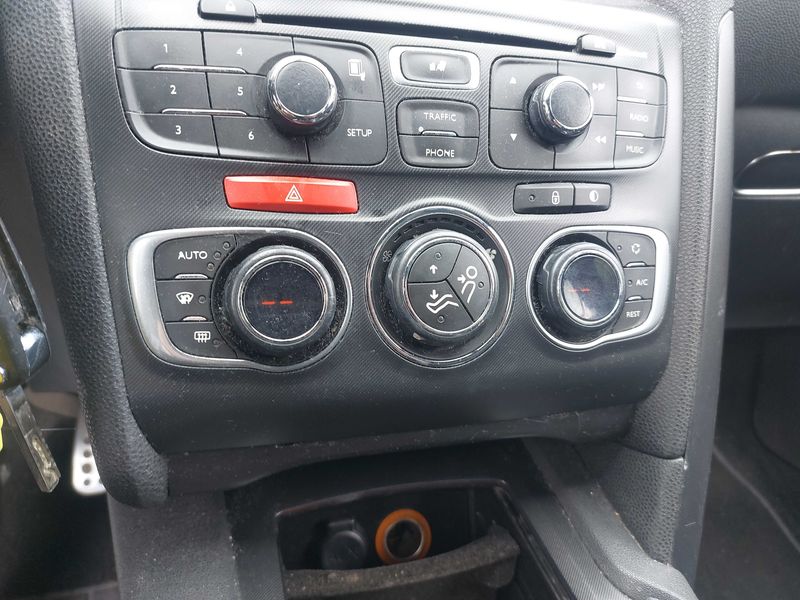 Citroen DS4 1.6 e-HDi SoChic 2013 – снимка 25