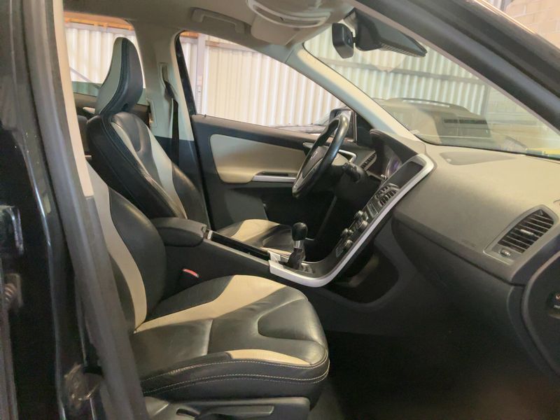 Volvo XC60 2.4 D5 R-Design AWD 2011 – снимка 16