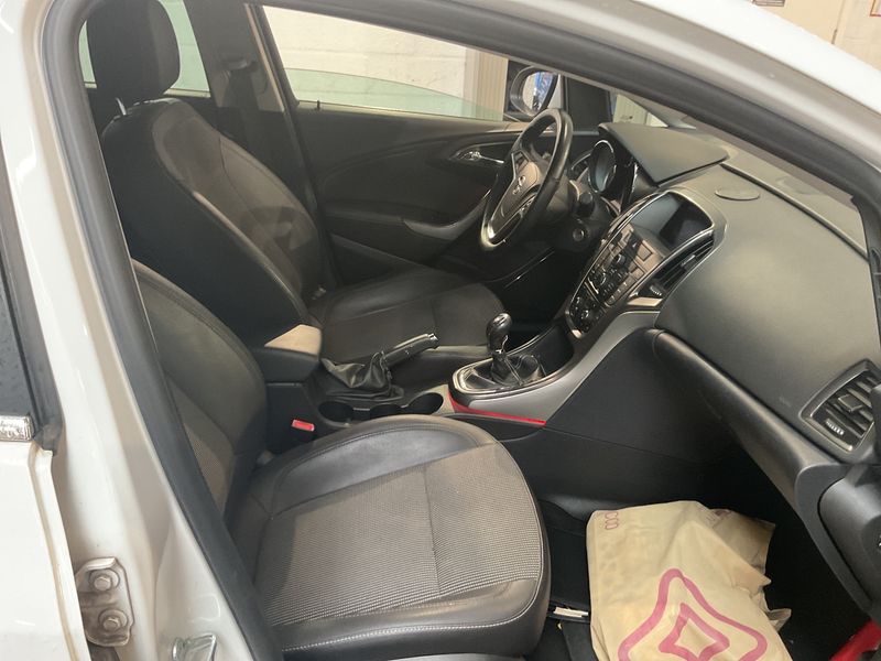 Opel Astra 1.7 CDTI Innovation 2011 – снимка 3