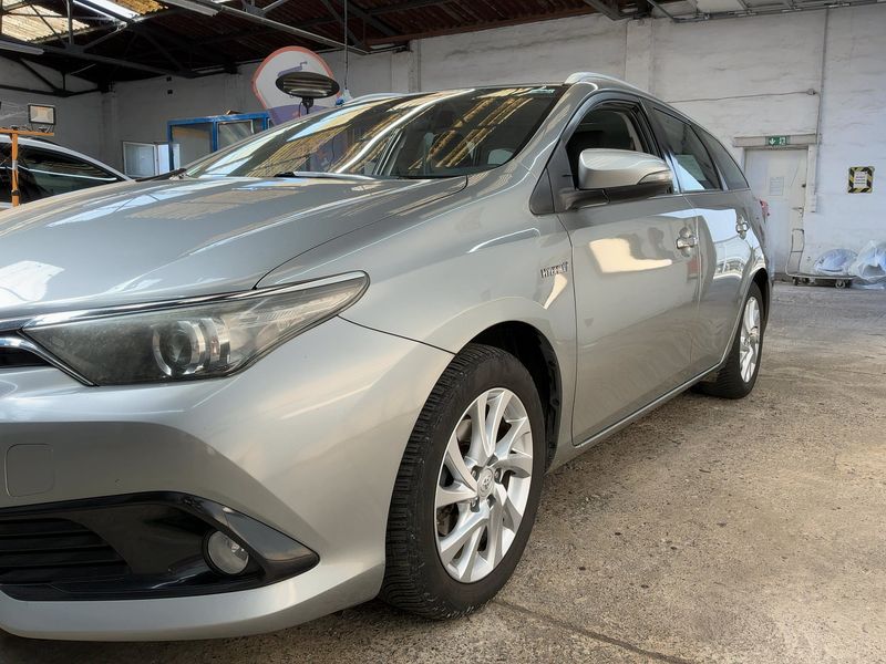 Toyota Auris Touring Sports 1.8 Hybrid Edition-S 2016 – снимка 2