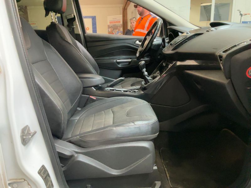 Ford Kuga 2.0 TDCi Titanium 2014 – снимка 16