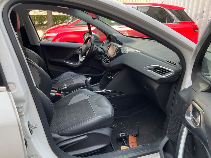 Peugeot 2008 1.2 PureTech Allure 2015 – снимка 3