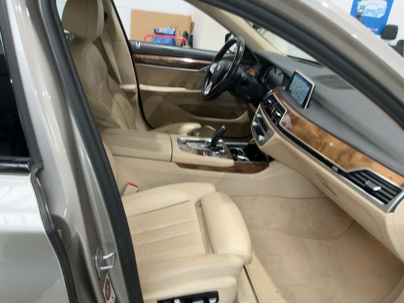 BMW 7er 750i xDrive 2017 – снимка 17