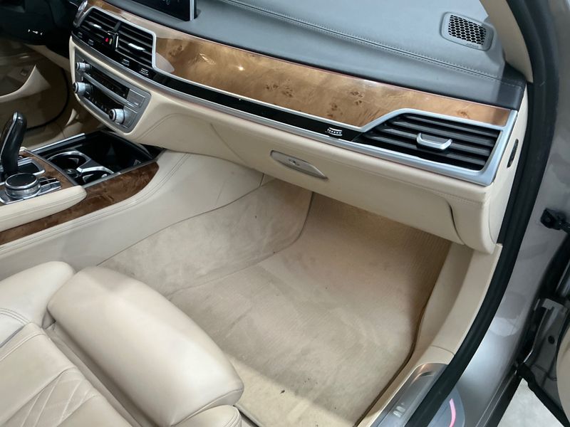 BMW 7er 750i xDrive 2017 – снимка 27