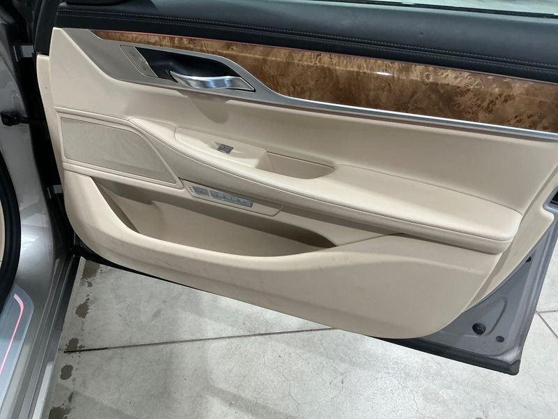 BMW 7er 750i xDrive 2017 – снимка 26