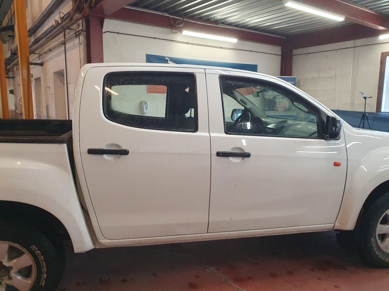 Isuzu D-MAX 2.5 Twin Turbodiesel Double Cab Basis 4WD 2016 – снимка 10