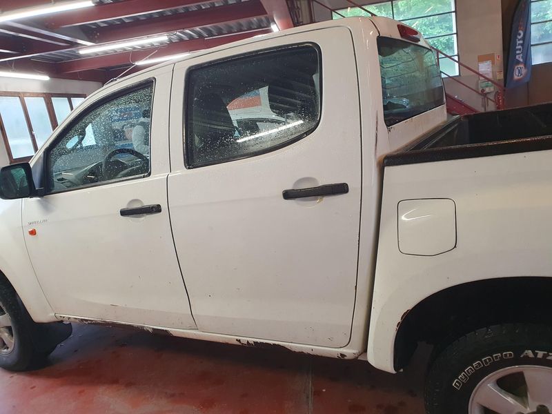 Isuzu D-MAX 2.5 Twin Turbodiesel Double Cab Basis 4WD 2016 – снимка 4