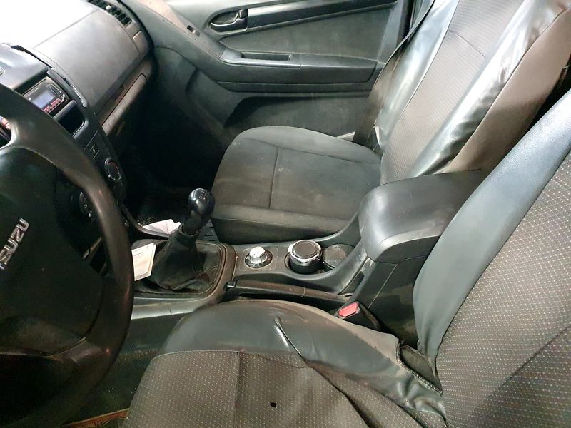 Isuzu D-MAX 2.5 Twin Turbodiesel Double Cab Basis 4WD 2016 – снимка 44