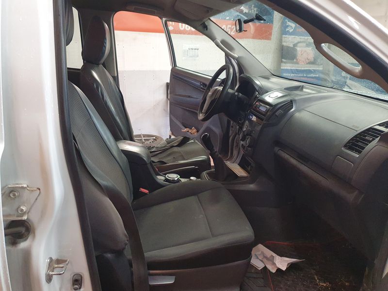 Isuzu D-MAX 2.5 Twin Turbodiesel Double Cab Basis 4WD 2016 – снимка 16