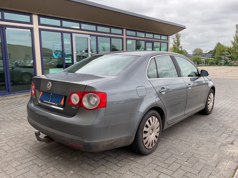 Volkswagen Jetta 1.6 FSI Comfortline 2007 – снимка 2