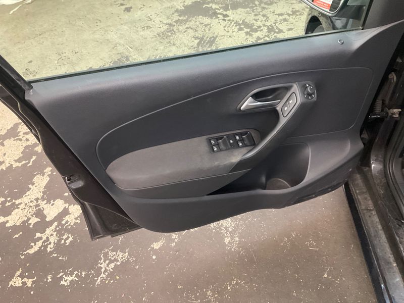 Volkswagen Polo 1.2 TSI Black Edition 2013 – снимка 26