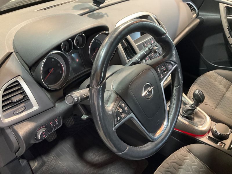 Opel Astra 2.0 CDTI Active 2013 – снимка на щета