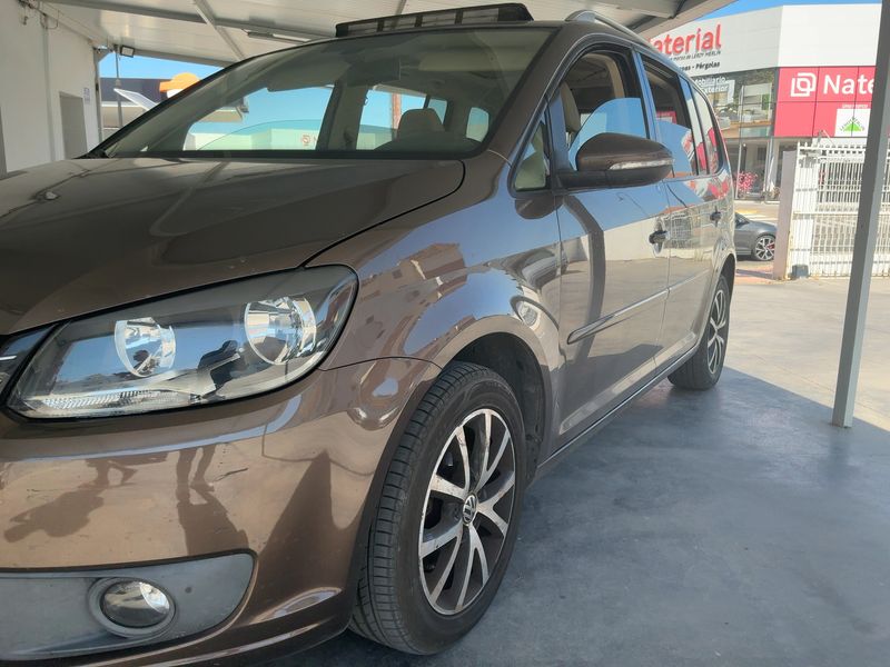 Volkswagen Touran 1.6 TDI Design Edition 2011 – снимка 2