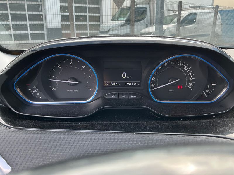Peugeot 2008 1.6 Blue-HDi Allure 2016 – снимка 18
