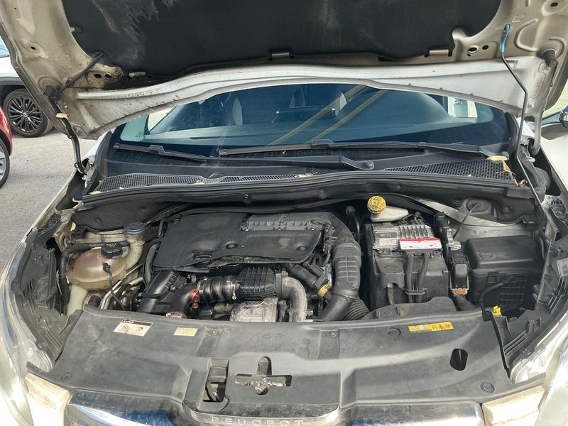 Peugeot 2008 1.6 Blue-HDi Allure 2016 – снимка 27