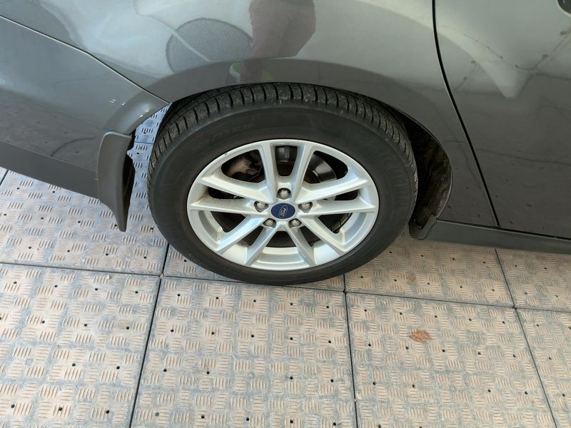 Ford Focus 1.0 EcoBoost Business 2015 – снимка 9