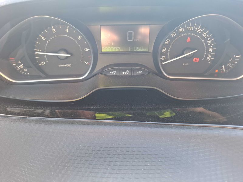 Peugeot 2008 1.2 PureTech Signature 2019 – снимка 12